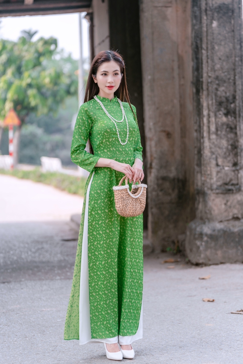  Áo dài gấm lụa chuồn chuồn 