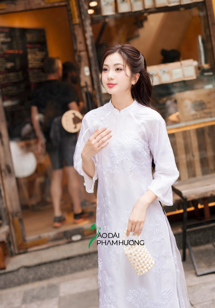  Áo dài Lân Sư trắng 