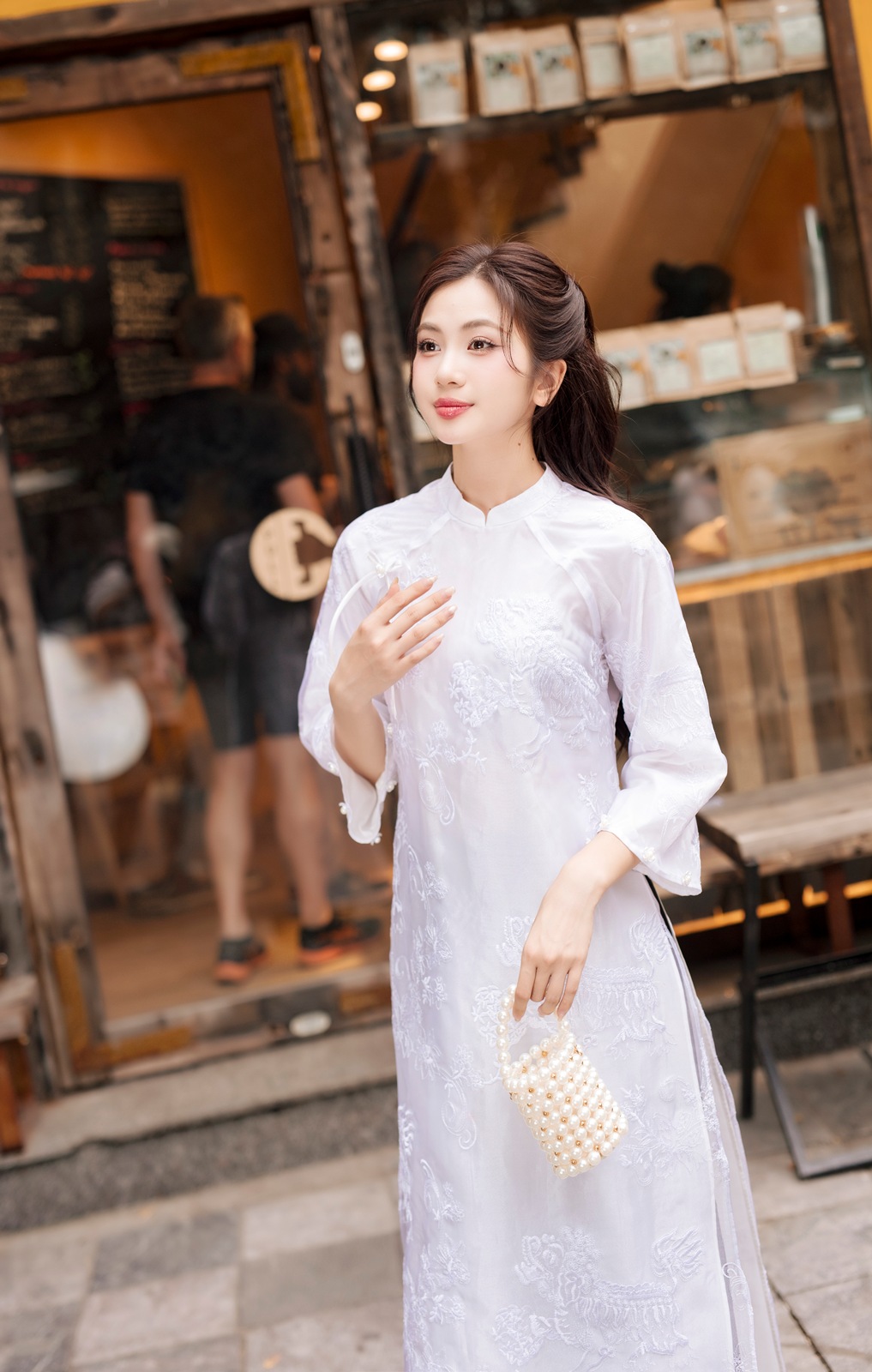  Áo dài Lân Sư trắng 