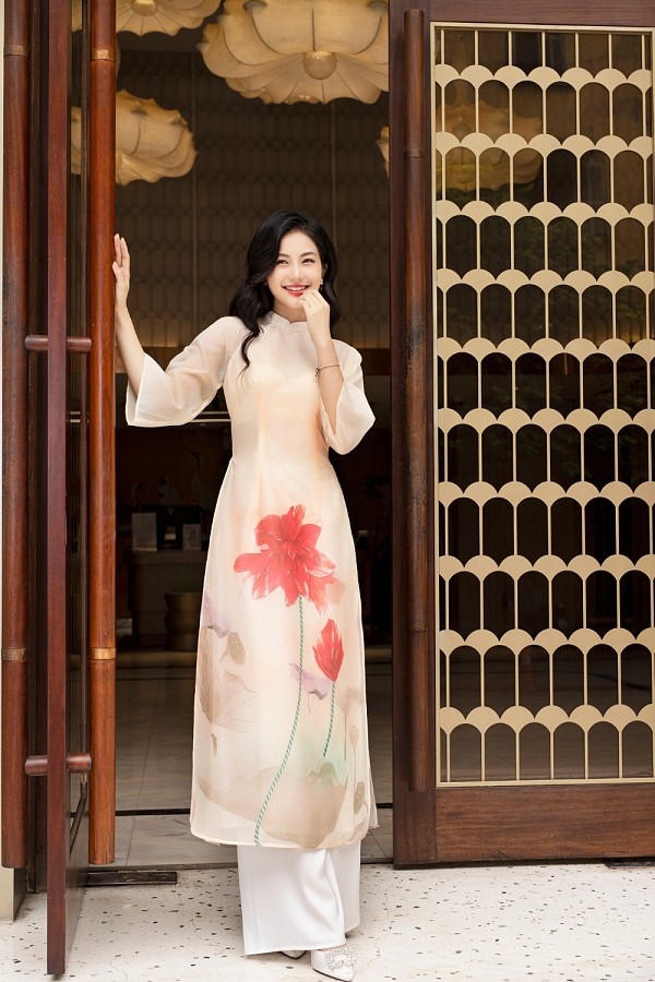  Áo dài Uyển Vi kem 