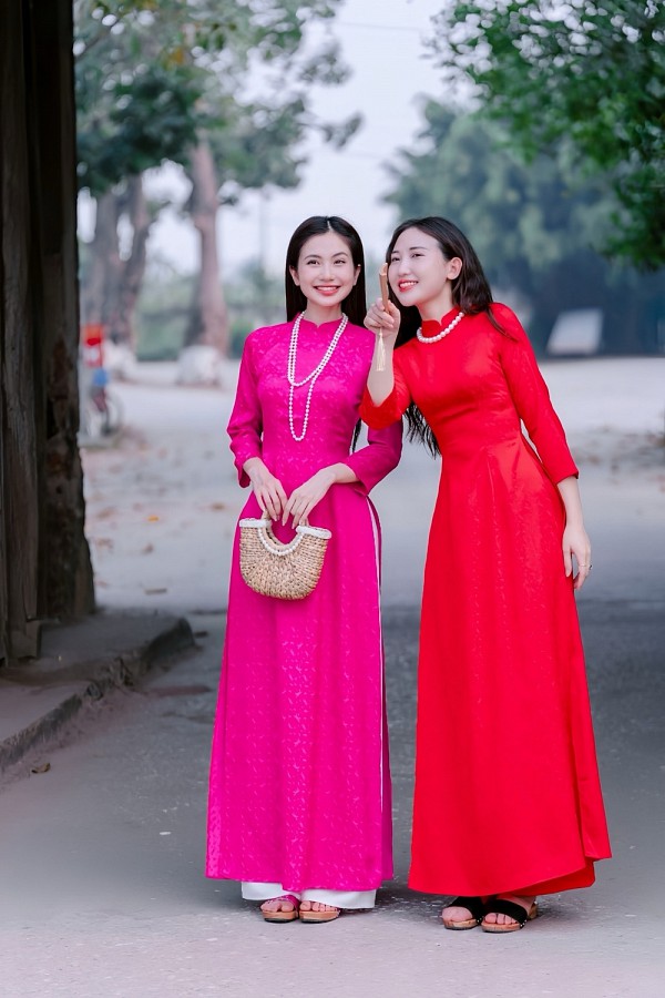 Áo dài gấm lụa chuồn chuồn 