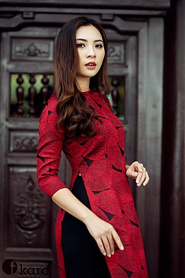  Áo dài gấm họa  tiết hình chiếc lá 